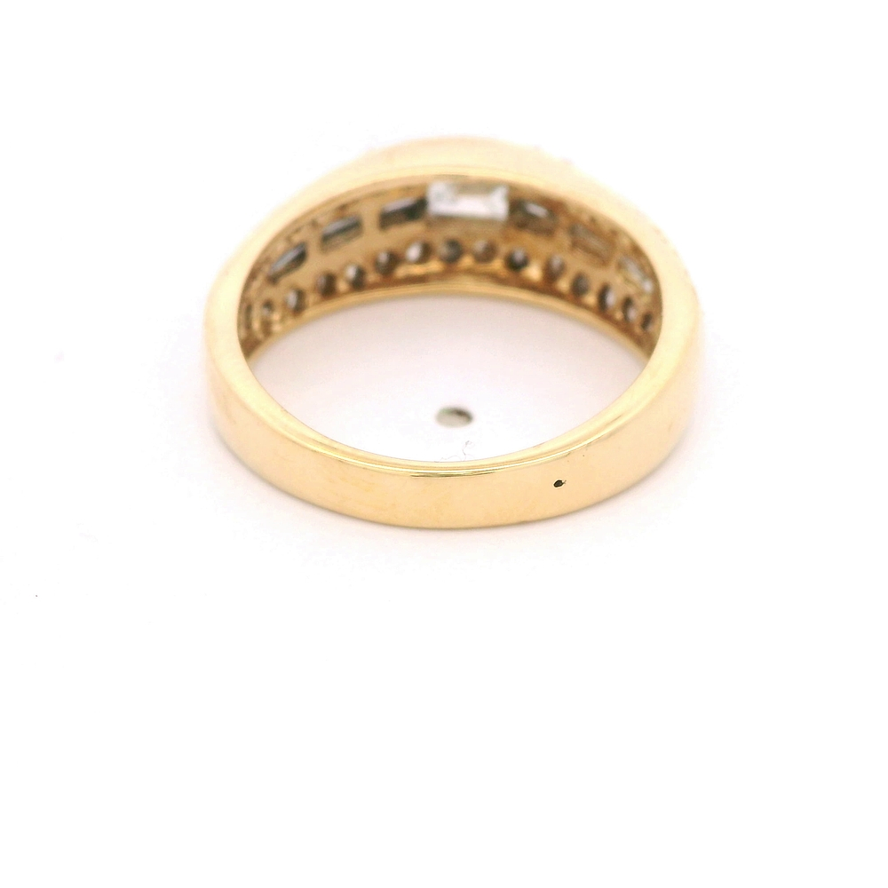 Anillo de Oro Amarillo 18K Semi Bombé con Líneas y Diamantes