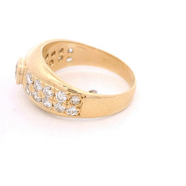 Anillo de Oro Amarillo 18K Semi Bombé con Diamantes y Diamante Central