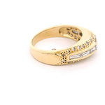 Anillo de Oro Amarillo 18K Semi Bombé con Líneas y Diamantes