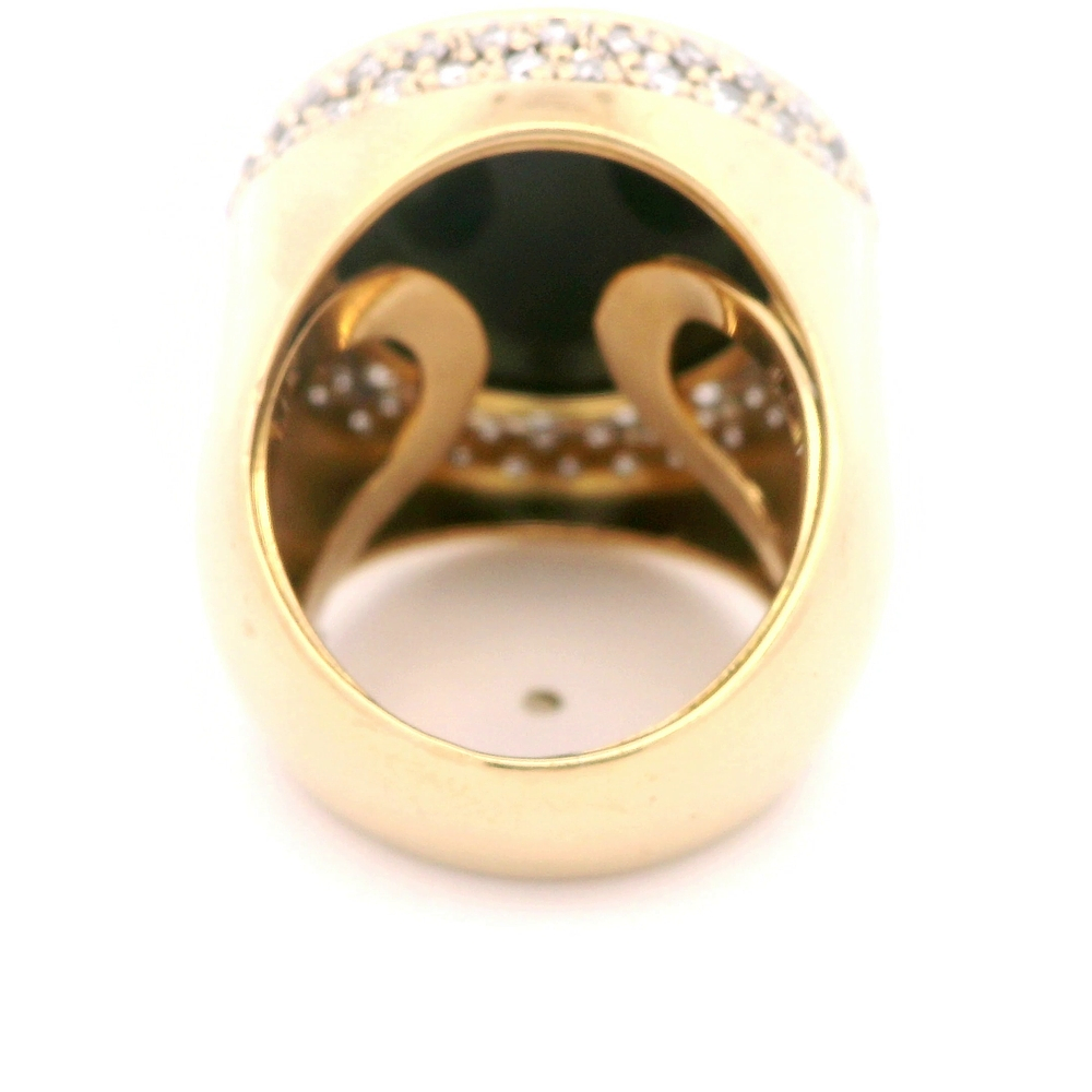 Anillo de Oro Amarillo 18K Sello Circular con Diamantes y Piedra Negra Central