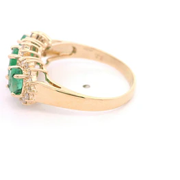 Anillo de Oro Amarillo 14K Cintillo Labrado con Diamantes y Esmeraldas Ovaladas