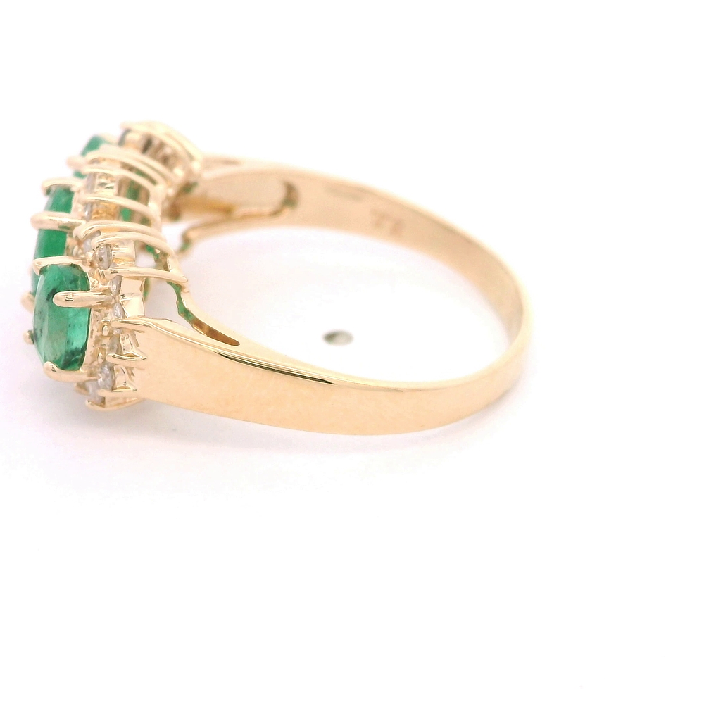 Anillo de Oro Amarillo 14K Cintillo Labrado con Diamantes y Esmeraldas Ovaladas