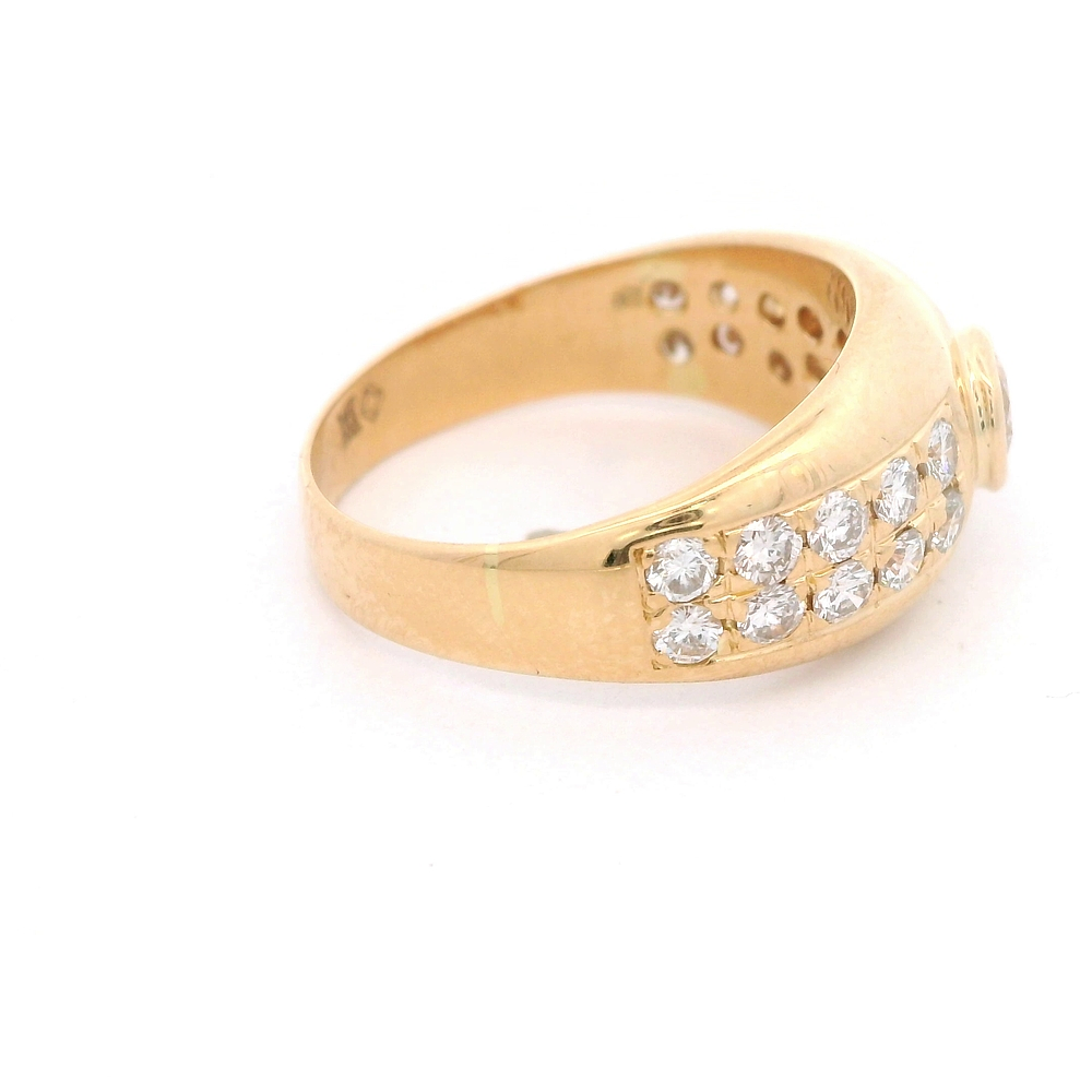 Anillo de Oro Amarillo 18K Semi Bombé con Diamantes y Diamante Central