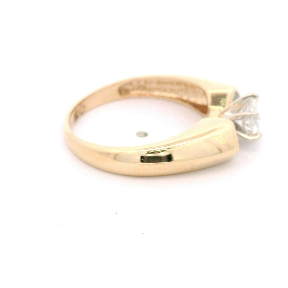 Anillo de Oro Amarillo 14K Cintillo Rombo con Diamantes