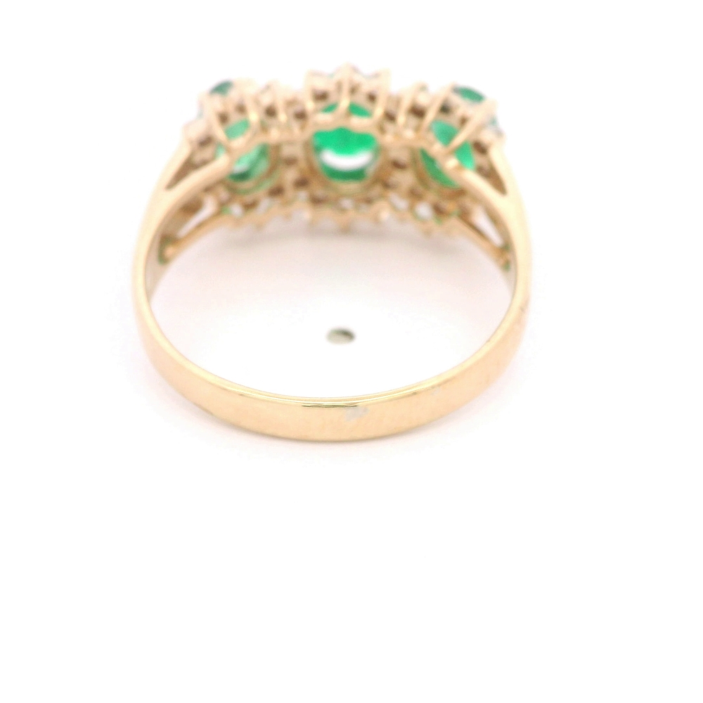 Anillo de Oro Amarillo 14K Cintillo Labrado con Diamantes y Esmeraldas Ovaladas