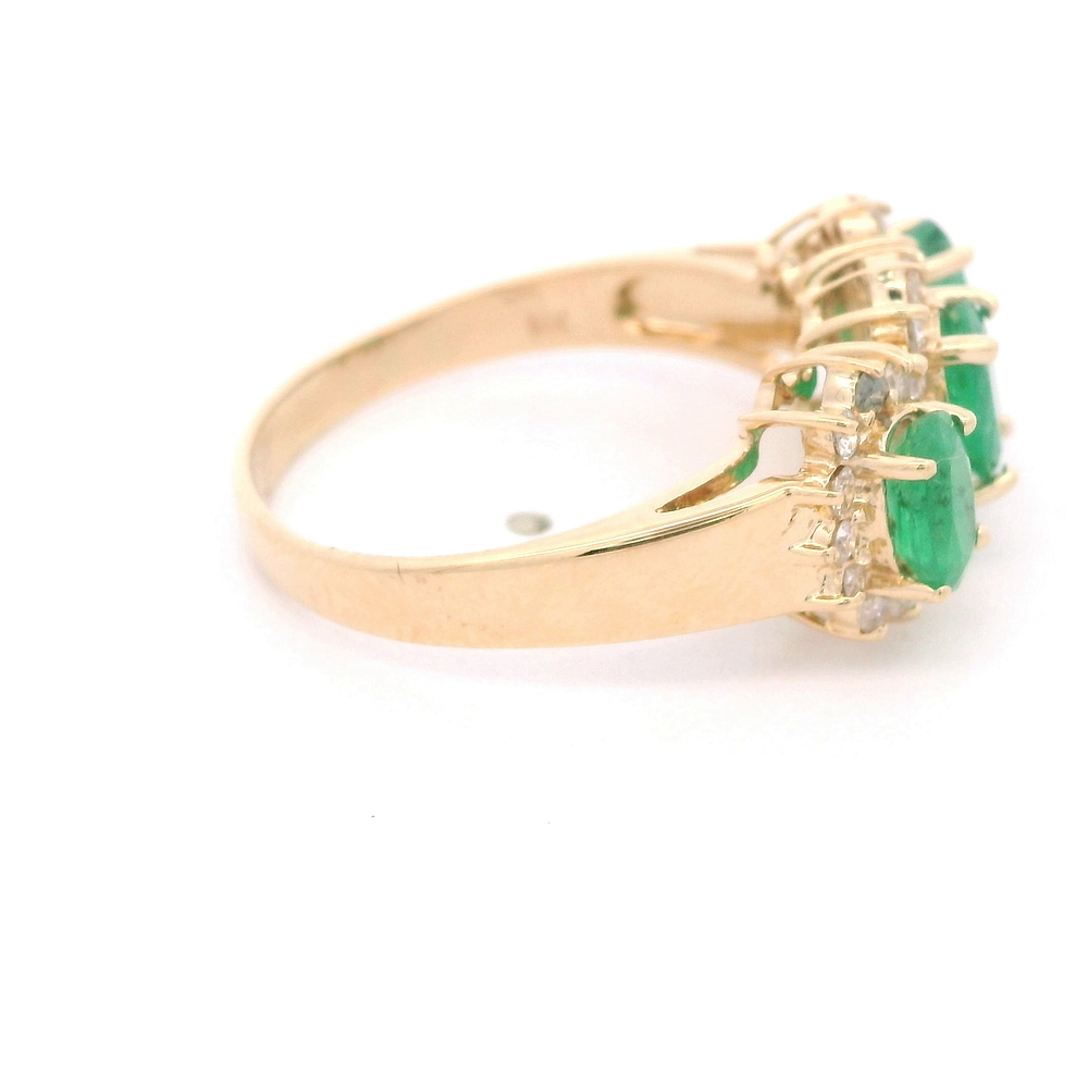 Anillo de Oro Amarillo 14K Cintillo Labrado con Diamantes y Esmeraldas Ovaladas