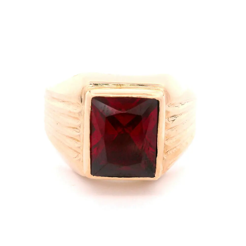 Anillo de Oro Amarillo 18K Sello con 1 Piedra Fucsia y Tallado Lateral