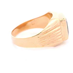 Anillo de Oro Amarillo 18K Sello con 1 Piedra Fucsia y Tallado Lateral