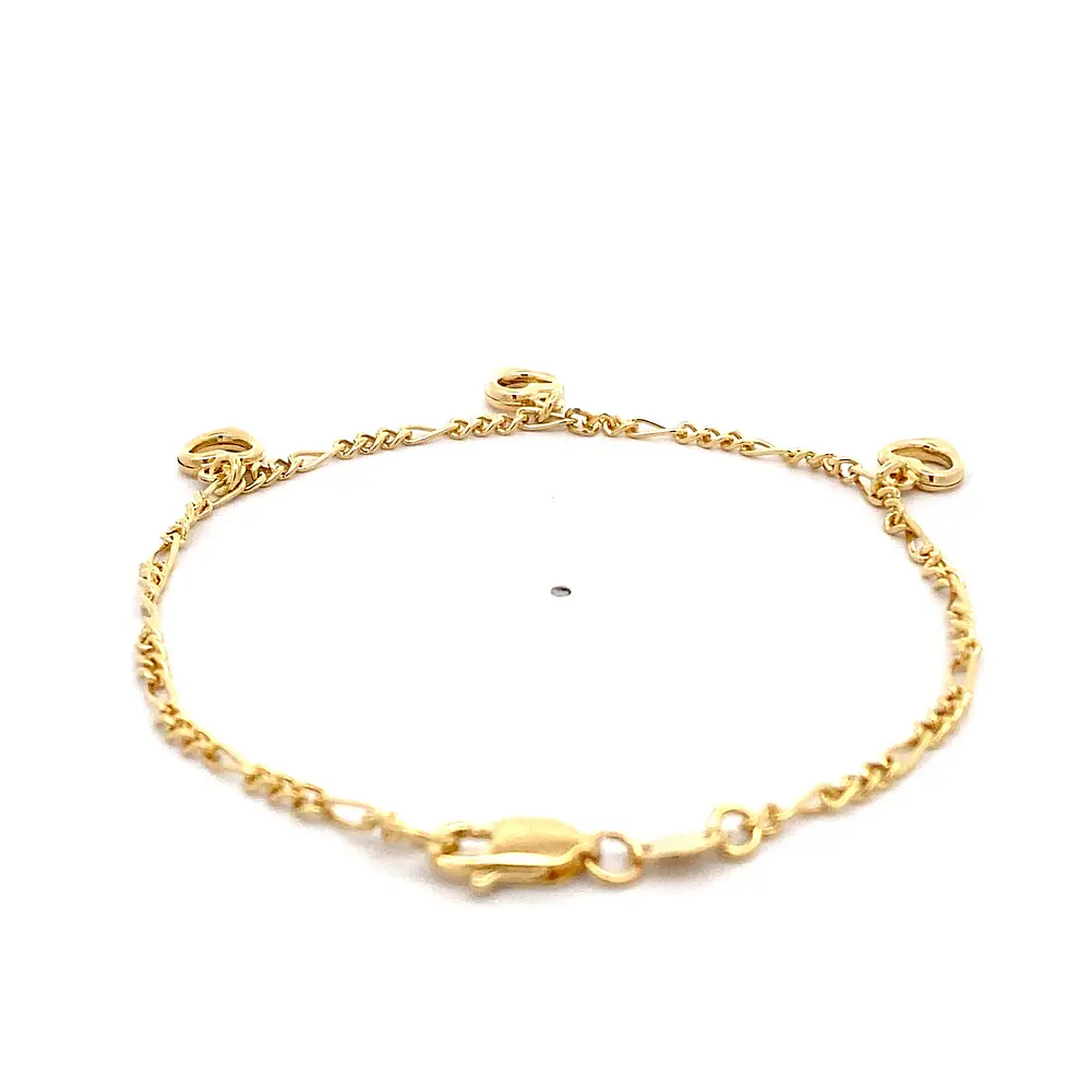 Pulsera de Oro Amarillo 18K Figaro 3x1 con 3 Dijes Corazones Calados