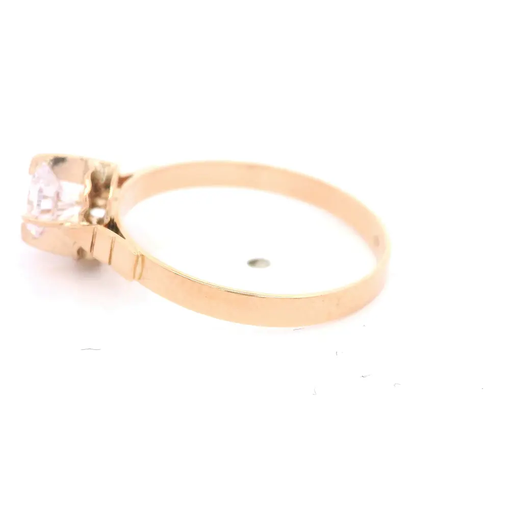 Anillo de Oro Amarillo 18K Chaton Circular
