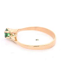 Anillo de Oro Amarillo 18K Espiral Solitario con 1 Piedra Verde