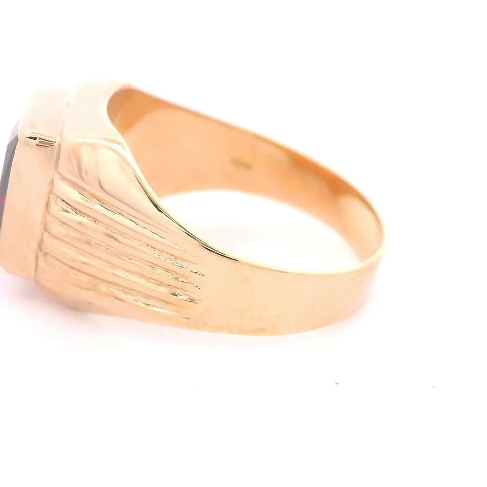 Anillo de Oro Amarillo 18K Sello con 1 Piedra Fucsia y Tallado Lateral