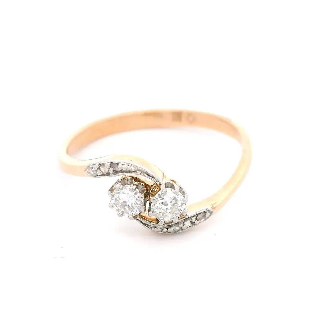 Anillo de Oro Amarillo 18K Crossed Calado con 8 Diamantes