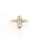 Anillo de Oro Amarillo 18K Trilogía con 5 Diamantes