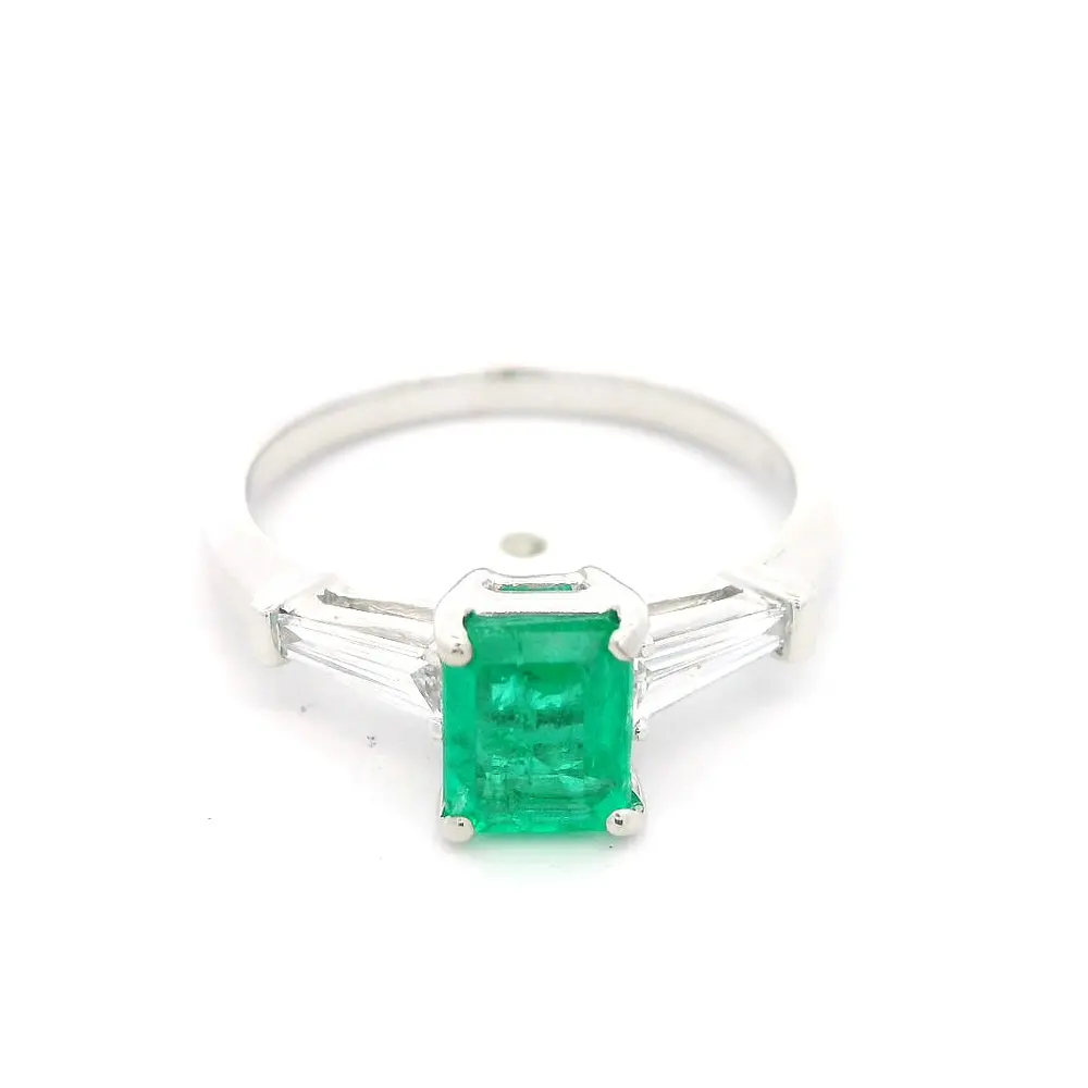 Anillo de Oro Blanco Rodinado 18K Trilogy con 2 Diamantes Baguette Cónico y 1 Esmeralda