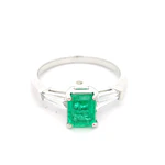 Anillo de Oro Blanco Rodinado 18K Trilogy con 2 Diamantes Baguette Cónico y 1 Esmeralda