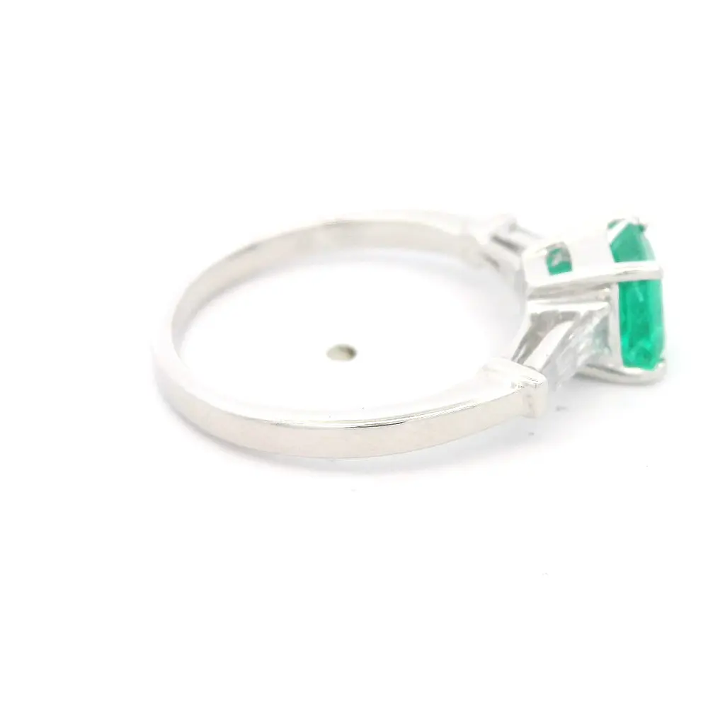 Anillo de Oro Blanco Rodinado 18K Trilogy con 2 Diamantes Baguette Cónico y 1 Esmeralda