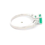 Anillo de Oro Blanco Rodinado 18K Trilogy con 2 Diamantes Baguette Cónico y 1 Esmeralda