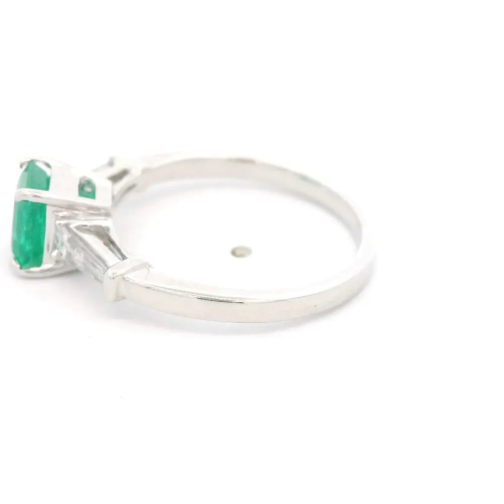 Anillo de Oro Blanco Rodinado 18K Trilogy con 2 Diamantes Baguette Cónico y 1 Esmeralda