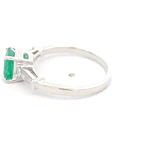 Anillo de Oro Blanco Rodinado 18K Trilogy con 2 Diamantes Baguette Cónico y 1 Esmeralda