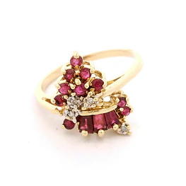 Anillo Flor 14K Oro Amarillo con Diamantes y Rubíes Sintéticos