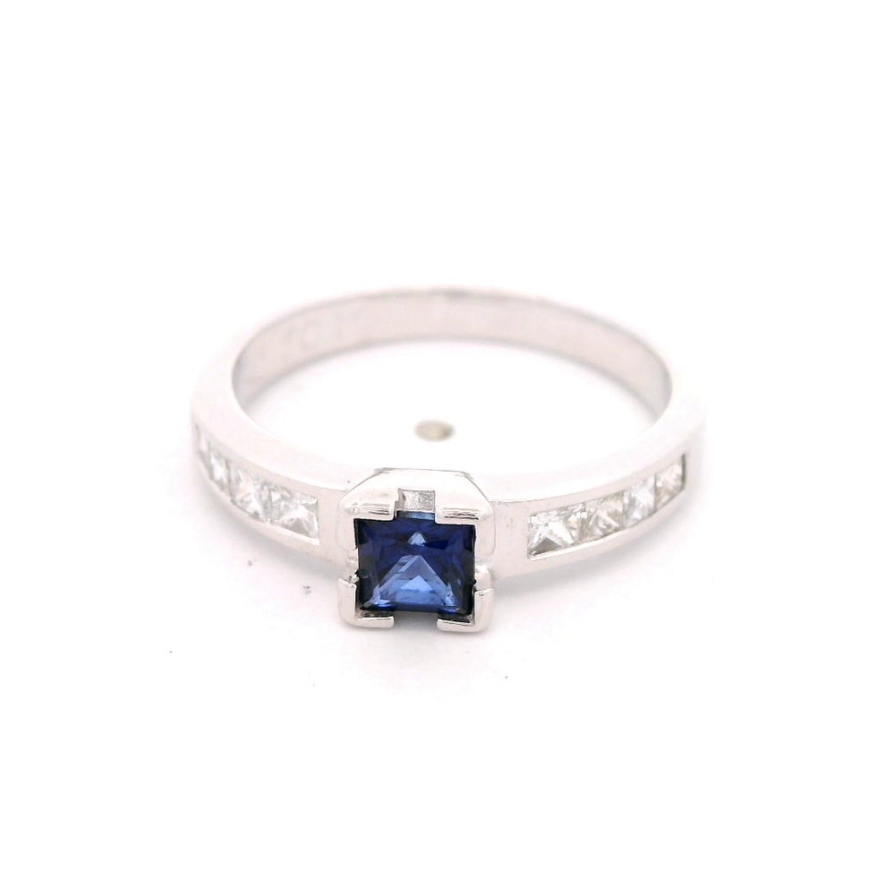 Anillo Medio Cintillo Diamantes corte Princess Oro Blanco 18K