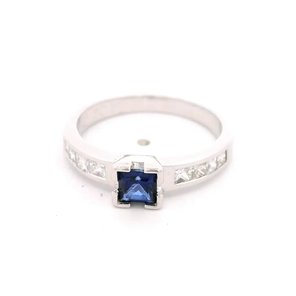 Anillo Cintillo 18K Rodinado con Diamantes y Zafiro Princess