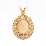 Colgante Ovalado 14K con 12 Diamantes y Ópalo Central