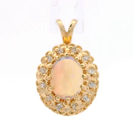 Colgante Ovalado 14K con 12 Diamantes y Ópalo Central
