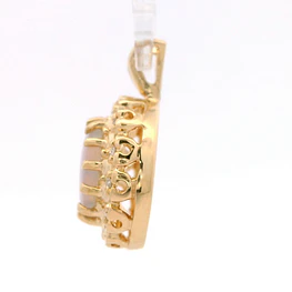 Colgante Ovalado 14K con 12 Diamantes y Ópalo Central