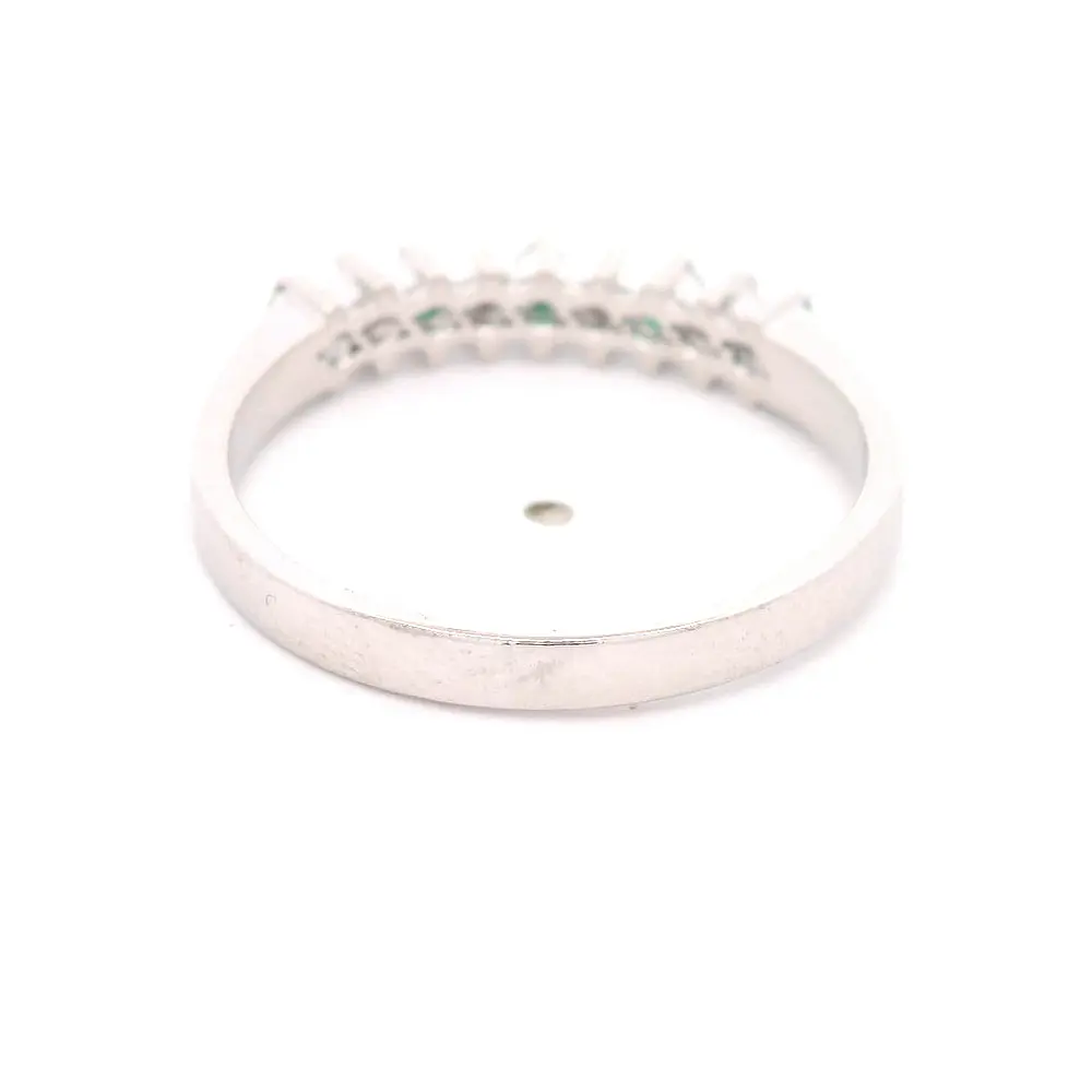 Anillo Cintillo de Platino con 4 Diamantes y 5 Esmeraldas