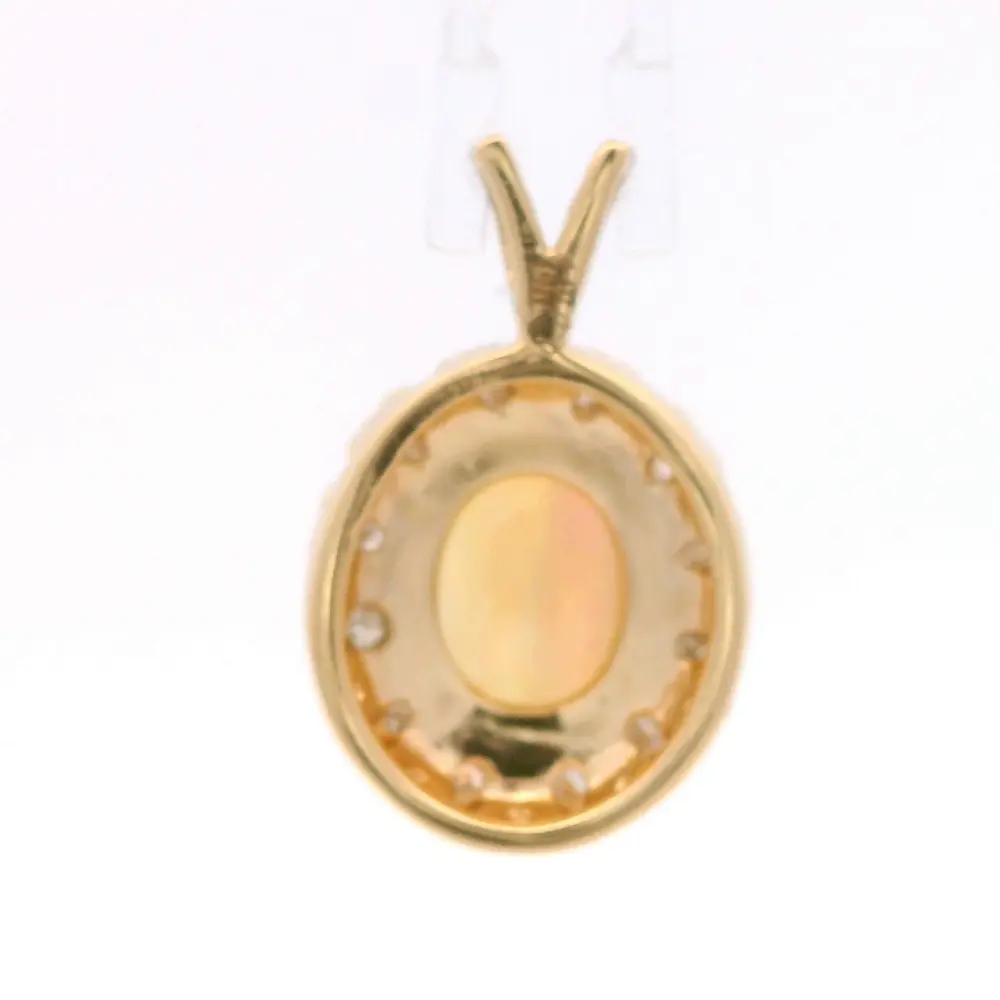 Colgante Ovalado 14K con 12 Diamantes y Ópalo Central
