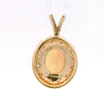 Colgante Ovalado 14K con 12 Diamantes y Ópalo Central