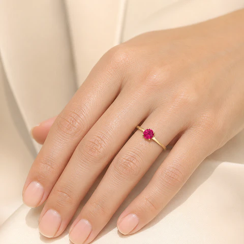 Anillo de Oro Amarillo 18K Solitario con Piedra Fucsia