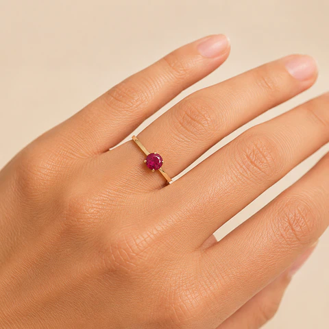 Anillo de Oro Amarillo 18K Solitario con Piedra Fucsia