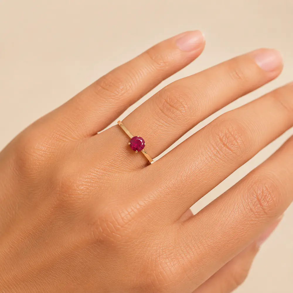 Anillo de Oro Amarillo 18K Solitario con Piedra Fucsia