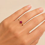 Anillo de Oro Amarillo 18K Solitario con Piedra Fucsia