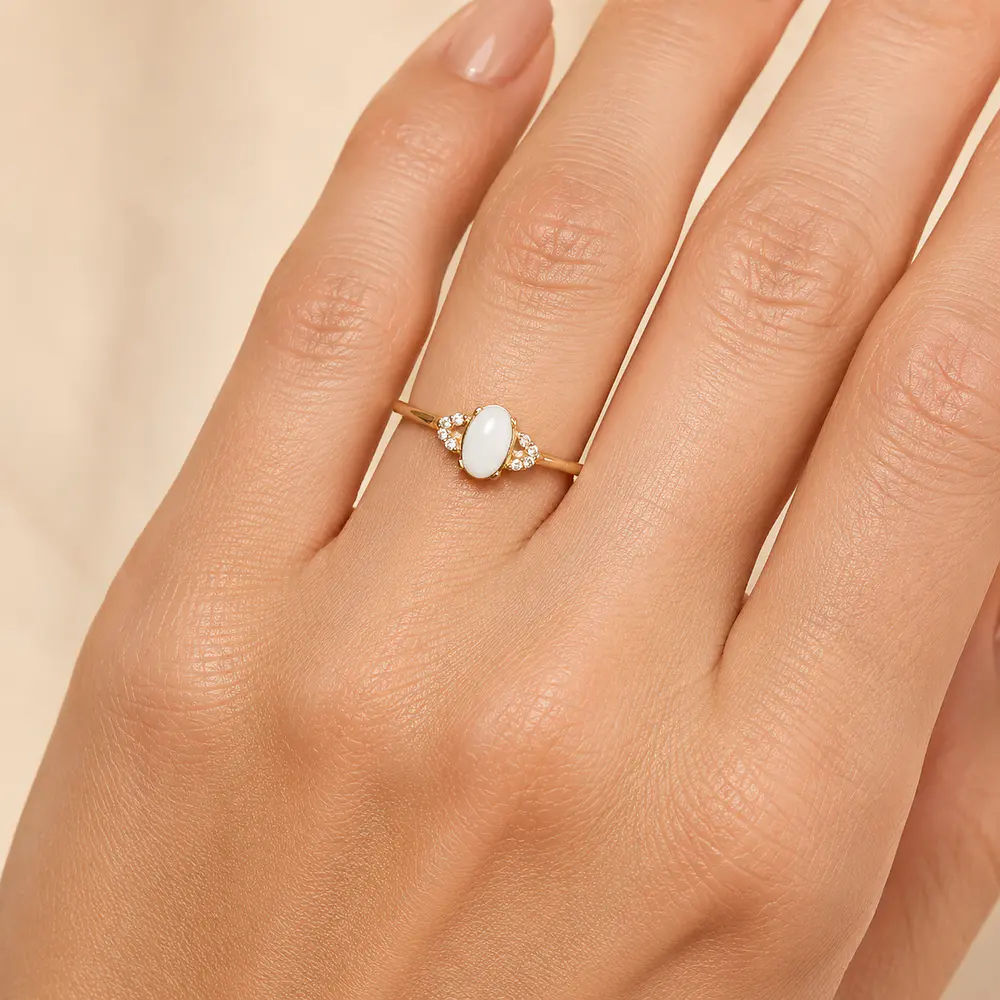 Anillo de Oro Amarillo 18K Ovalado con Ópalo