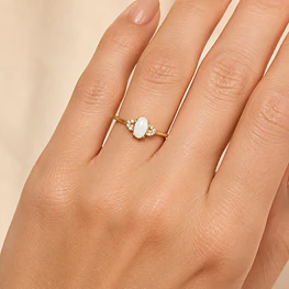 Anillo de Oro Amarillo 18K Ovalado con Ópalo