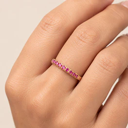 Anillo de Oro Amarillo 18K Cintillo con Piedra Fucsia