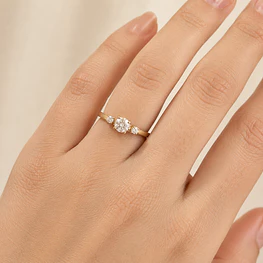 Anillo De Oro Amarillo 14K Trilogy Con 3 Piedras Incoloras