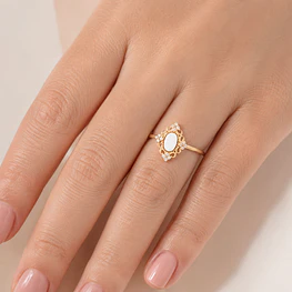 Anillo de Oro Amarillo 18K Ovalado con Ópalo