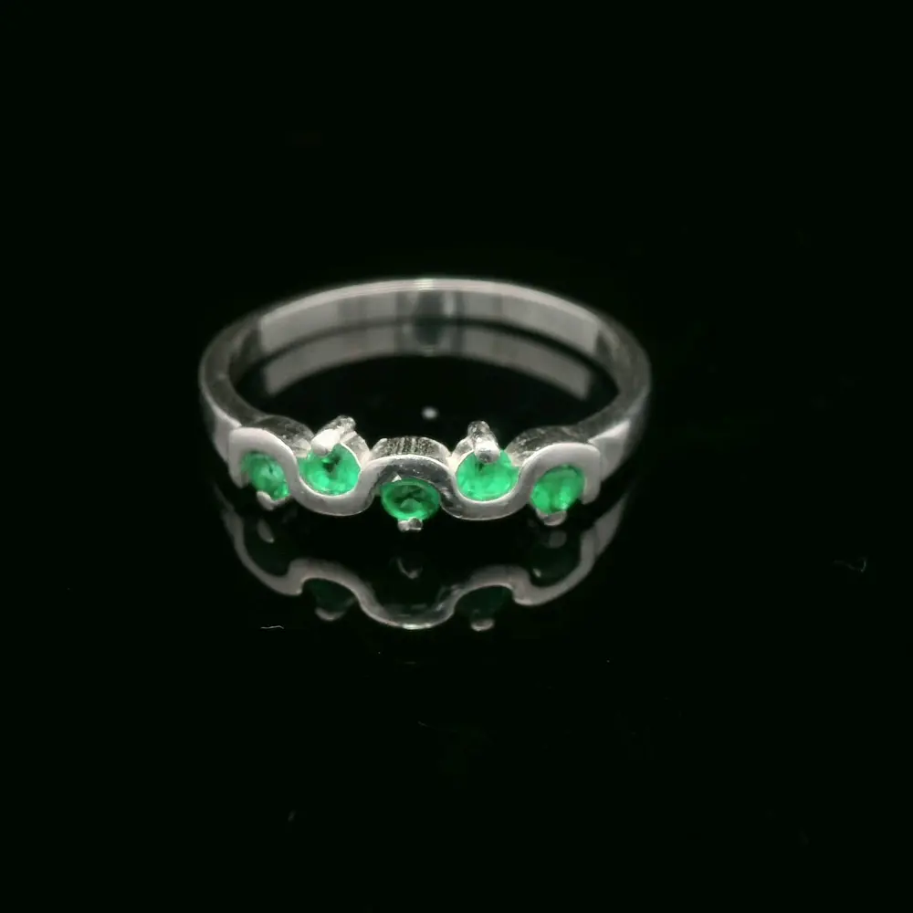 Anillo de Plata Argolla con Centro Ondulado y 5 Circones