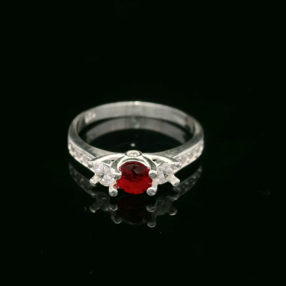 Anillo de Plata con Circón Central de Color, 4 Pistilos y Cintillo con Circones