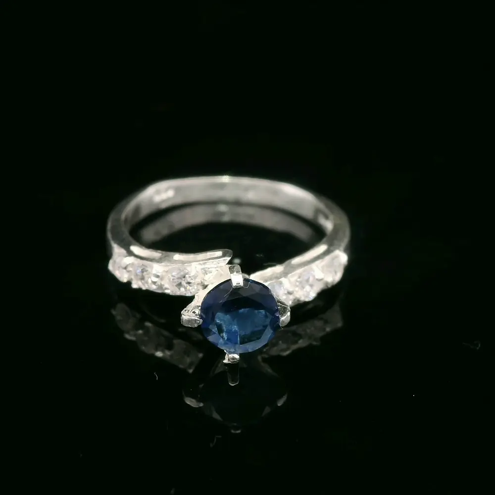 Anillo de Plata Solitario con Circón de Color, 4 Pistilos y Cintillo Incoloro