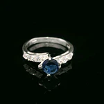 Anillo de Plata Solitario con Circón de Color, 4 Pistilos y Cintillo Incoloro