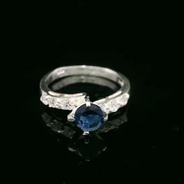 Anillo de Plata Solitario con Circón de Color, 4 Pistilos y Cintillo Incoloro