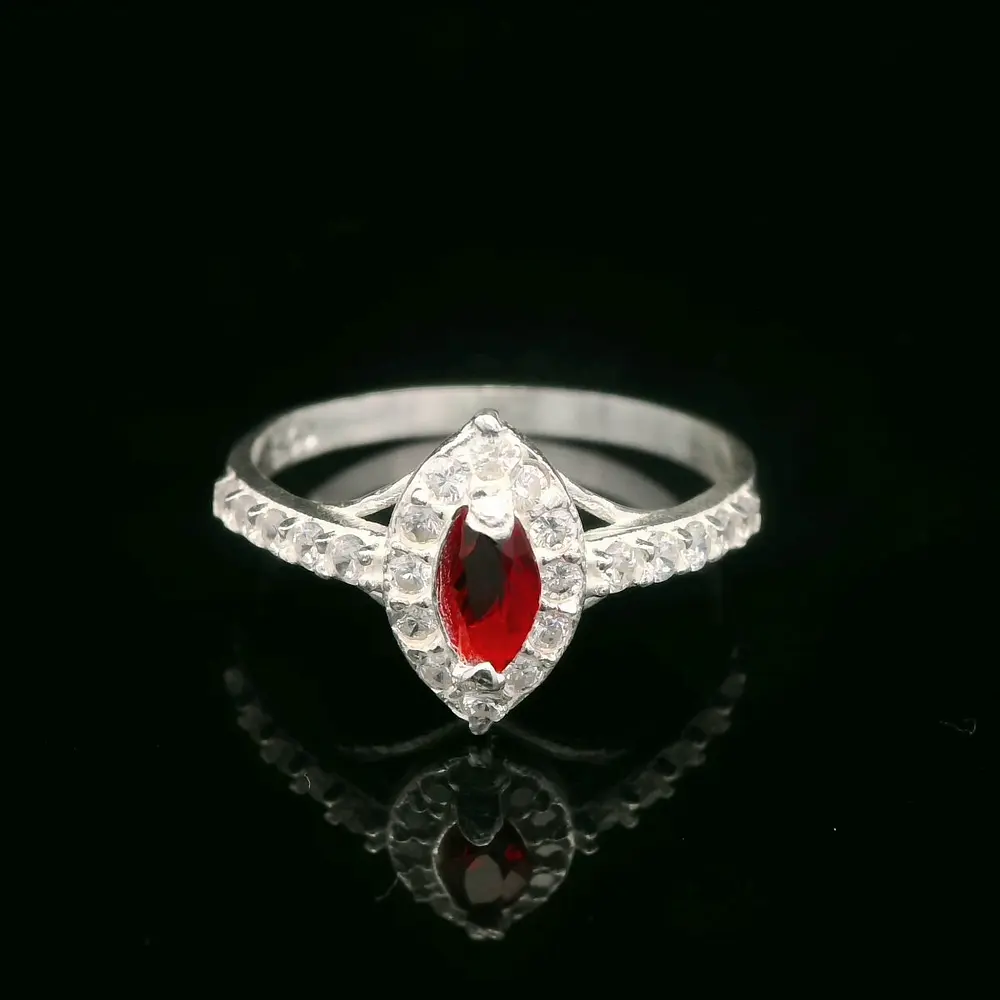 Anillo de Plata Halo Ovalado Incoloro con Circón Central de Color