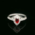 Anillo de Plata Halo Ovalado Incoloro con Circón Central de Color