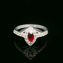 Anillo de Plata Halo Ovalado Incoloro con Circón Central de Color